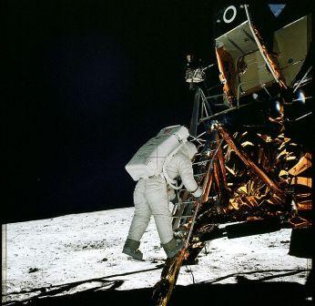 Первый выход человека на Луну. Мифы и реальность.